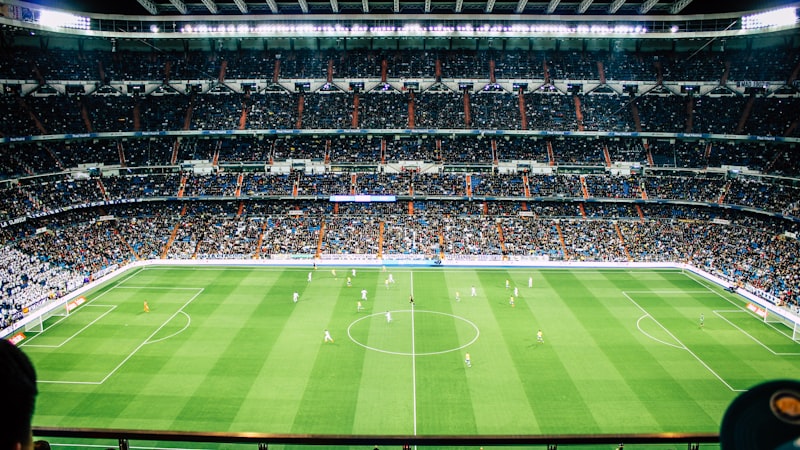 足球比赛战术分析板示意图，展示球员跑位与传球路线